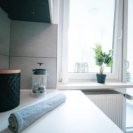 Ruhige 2 Schlafzimmer Wohnung: 5 Einzelbetten + Kueche, Modernes Bad, Tv, Waschmaschine Apartamento