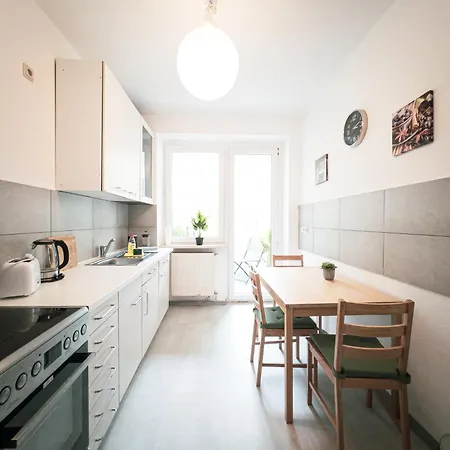 Ruhige 2 Schlafzimmer Wohnung: 5 Einzelbetten + Küche, Modernes Bad, Tv, Waschmaschine Apartment