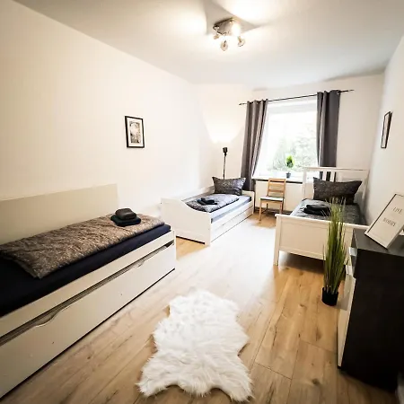 Ruhige 2 Schlafzimmer Wohnung: 5 Einzelbetten + Kueche, Modernes Bad, Tv, Waschmaschine Appartement *