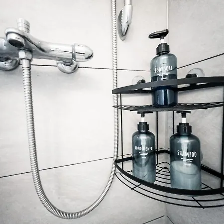 Ruhige 2 Schlafzimmer Wohnung: 5 Einzelbetten + Küche, Modernes Bad, Tv, Waschmaschine Apartment *