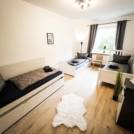 Ruhige 2 Schlafzimmer Wohnung: 5 Einzelbetten + Küche, Modernes Bad, Tv, Waschmaschine Apartment