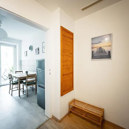 Ruhige 2 Schlafzimmer Wohnung: 5 Einzelbetten + Küche, Modernes Bad, Tv, Waschmaschine