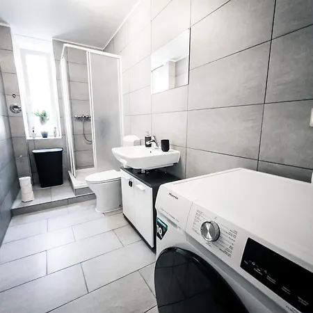 Apartment Ruhige 2 Schlafzimmer Wohnung: 5 Einzelbetten + Küche, Modernes Bad, Tv, Waschmaschine *