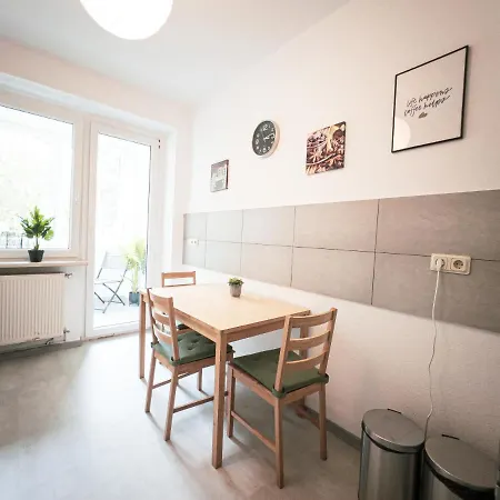 Apartment Ruhige 2 Schlafzimmer Wohnung: 5 Einzelbetten + Küche, Modernes Bad, Tv, Waschmaschine *