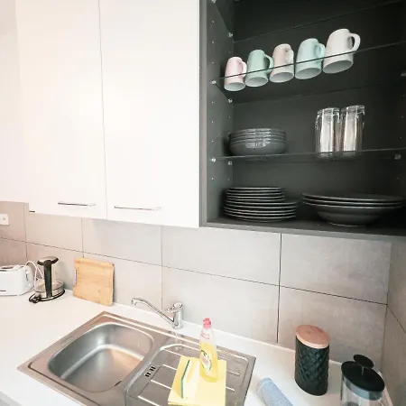 Appartement Ruhige 2 Schlafzimmer Wohnung: 5 Einzelbetten + Kueche, Modernes Bad, Tv, Waschmaschine *
