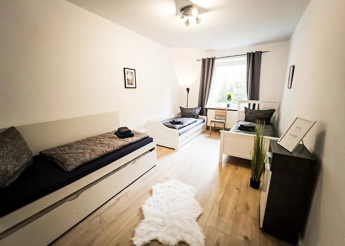 Ruhige 2 Schlafzimmer Wohnung: 5 Einzelbetten + Kueche, Modernes Bad, Tv, Waschmaschine 公寓 *