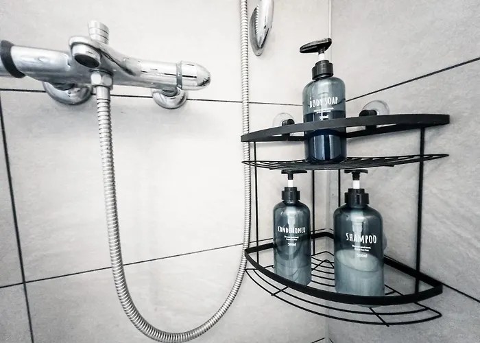 Ruhige 2 Schlafzimmer Wohnung: 5 Einzelbetten + Kueche, Modernes Bad, Tv, Waschmaschine 公寓 *