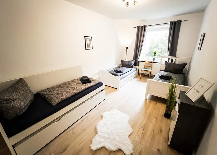 Ruhige 2 Schlafzimmer Wohnung: 5 Einzelbetten + Kueche, Modernes Bad, Tv, Waschmaschine 公寓