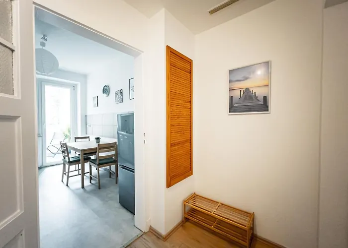 Ruhige 2 Schlafzimmer Wohnung: 5 Einzelbetten + Kueche, Modernes Bad, Tv, Waschmaschine