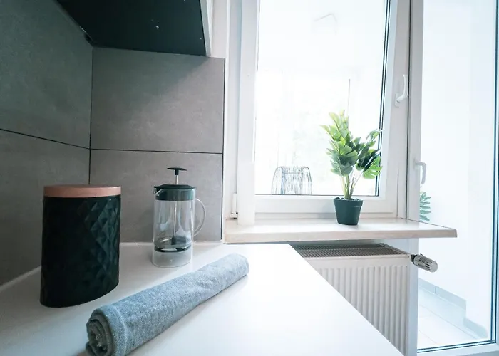 Ruhige 2 Schlafzimmer Wohnung: 5 Einzelbetten + Kueche, Modernes Bad, Tv, Waschmaschine 公寓